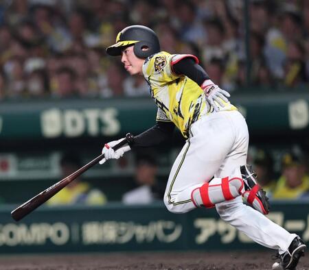 ５回、同点となる遊ゴロを打つ下村（撮影・田中太一）