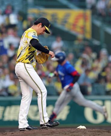 ４回、牧に先制本塁打を浴びる下村（撮影・立川洋一郎）
