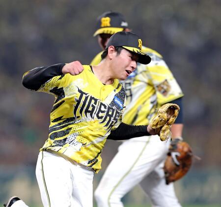 ６回、度会を一ゴロに打ち取りベースカバーに入る下村（撮影・立川洋一郎）