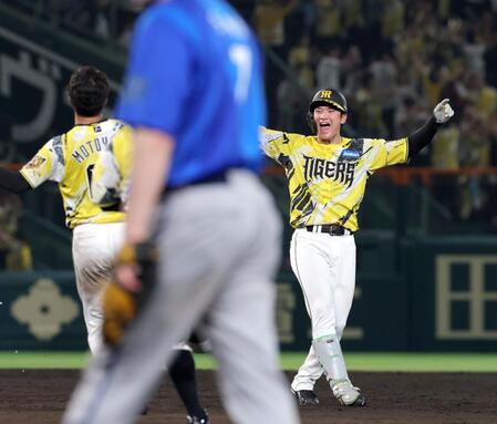 １１回、サヨナラ二塁打を放ち雄たけびを上げる高寺（撮影・立川洋一郎）