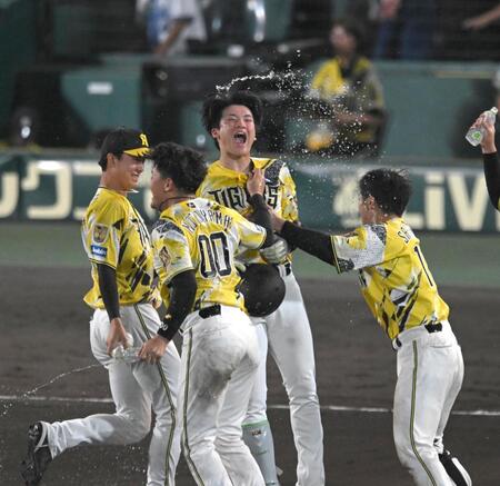 劇的な勝利に歓喜する高寺ら阪神ナイン（撮影・飯室逸平）