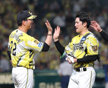 １１回、サヨナラ二塁打を放った高寺（右）とタッチを交わす藤川監督（撮影・立川洋一郎）