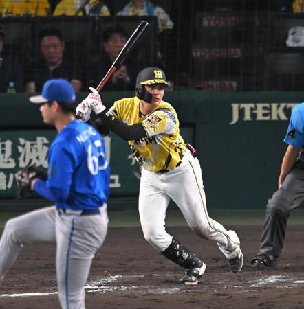 １１回、左前打を放つ元山（撮影・飯室逸平）