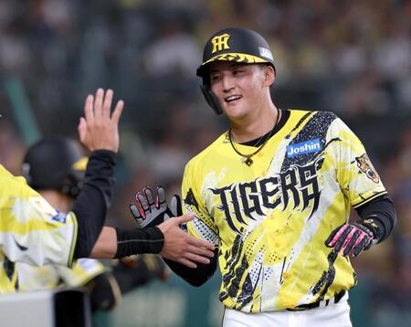 ５回、下村の遊ゴロで生還しタッチを交わす元山（撮影・立川洋一郎）