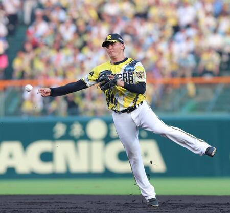 ３回、戸柱の打球を軽快にさばく元山（撮影・立川洋一郎）