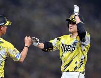 ５回、左前打を放った大竹はベンチにポーズを送る（撮影・山口登）