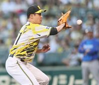 ２回、宮崎の打球を捕る大竹（撮影・田中太一）