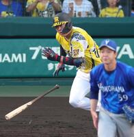 　２回、中前打を放つ大山（撮影・立川洋一郎）