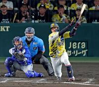 ６回、内野安打を放つ大山（撮影・立川洋一郎）