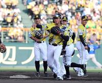 セカンドでシートノックを受ける立石（撮影・山口登）