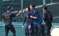 伊藤将（２７）、才木（３５）とあいさつを交わす藤浪（中央右）と岩田（撮影・飯室逸平）