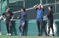 談笑する（左から）伊藤将、岩田、藤浪、才木（撮影・飯室逸平）