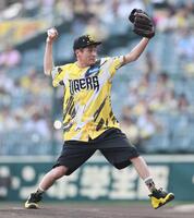 ファーストピッチセレモニーで投げる佐藤隆太（撮影・田中太一）