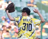 ファーストピッチセレモニーを務める佐藤隆太（撮影・立川洋一郎）