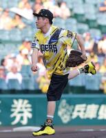 ファーストピッチセレモニーを務める佐藤隆太（撮影・立川洋一郎）
