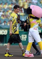 ファーストピッチセレモニーへ向かう佐藤隆太（撮影・立川洋一郎）