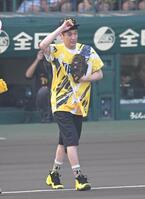 マウンドへ向かう佐藤隆太（撮影・飯室逸平）