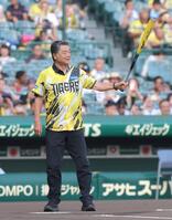 ファーストピッチセレモニーの打席に立つ川藤幸三氏（撮影・立川洋一郎）