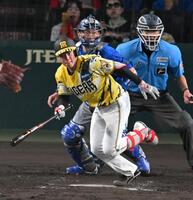 ５回、下村の内野ゴロで同点に追いつく（撮影・飯室逸平）