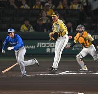 ６回、勝又の打球に反応する下村（撮影・飯室逸平）