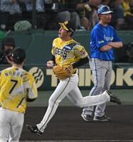 ６回、度会を打ち取り、声を張り上げる下村（撮影・飯室逸平）