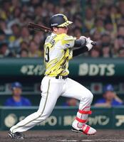 ５回、同点に追いつく遊ゴロを打つ下村（撮影・立川洋一郎）