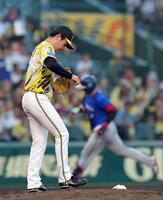 ４回、牧に先制本塁打を浴びる下村（撮影・立川洋一郎）