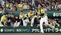 １１回、高寺がサヨナラ打を決めるベンチから飛び出す元山（右）らナイン（撮影・田中太一）