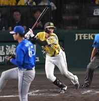 １１回、左前打を放つ元山（撮影・飯室逸平）