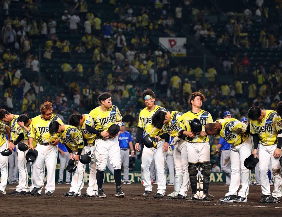 　ＤｅＮＡに敗れ、ファンに一礼する佐藤輝ら阪神ナイン（撮影・山口登）