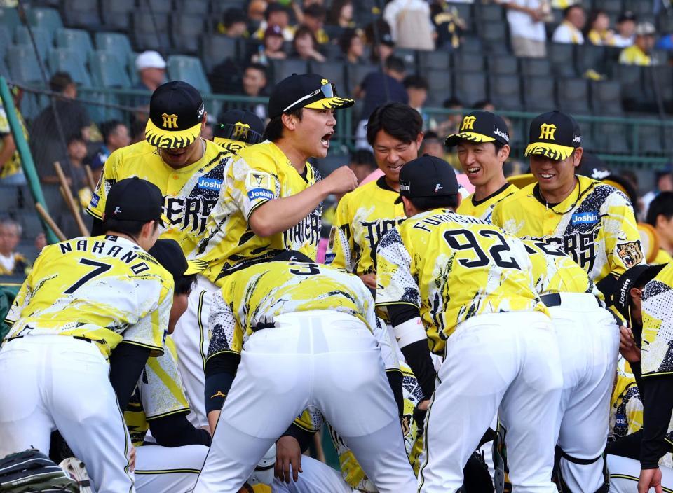 試合前、円陣でナインに気合を入れる伏見（中央）＝撮影・山口登