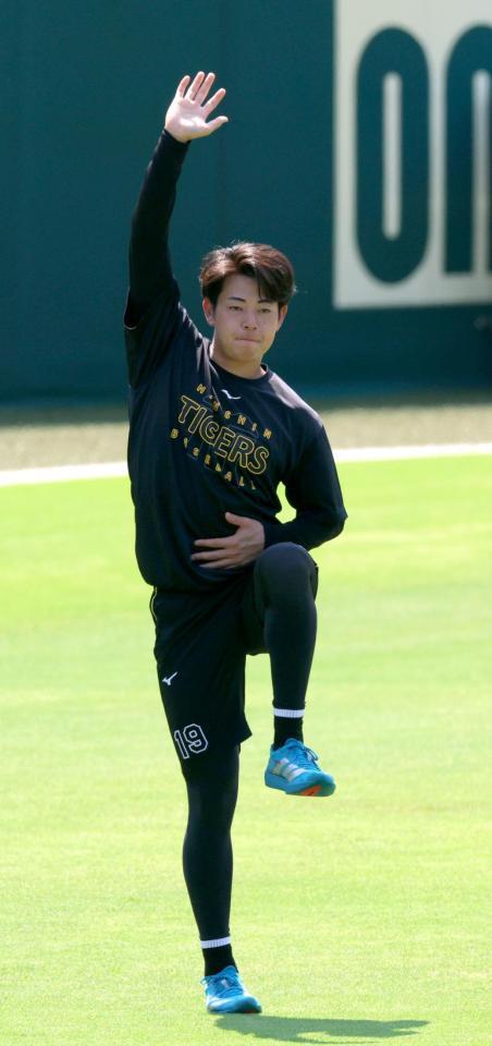 ウオーミングアップを始める下村（撮影・立川洋一郎）