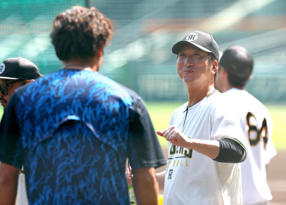 藤浪（左）からあいさつを受け笑顔を見せる藤川監督（撮影・立川洋一郎）