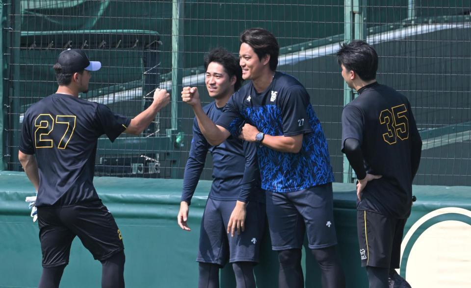 伊藤将（２７）、才木（３５）とあいさつを交わす藤浪（中央右）と岩田（撮影・飯室逸平）