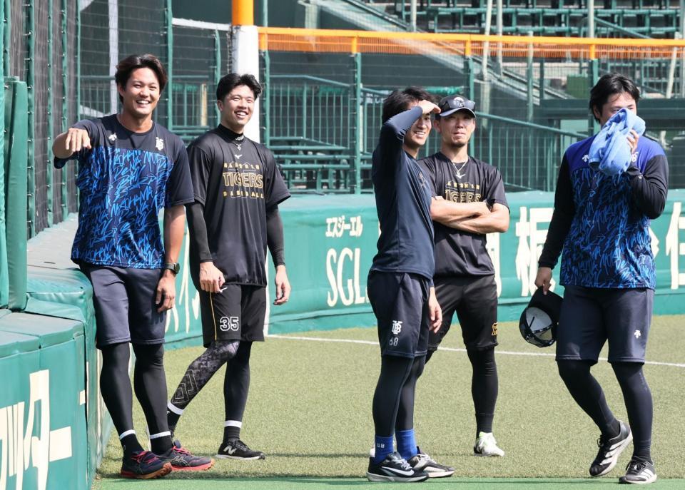 笑顔を見せる（左から）藤浪、才木、岩田、伊藤将、浜地（撮影・田中太一）