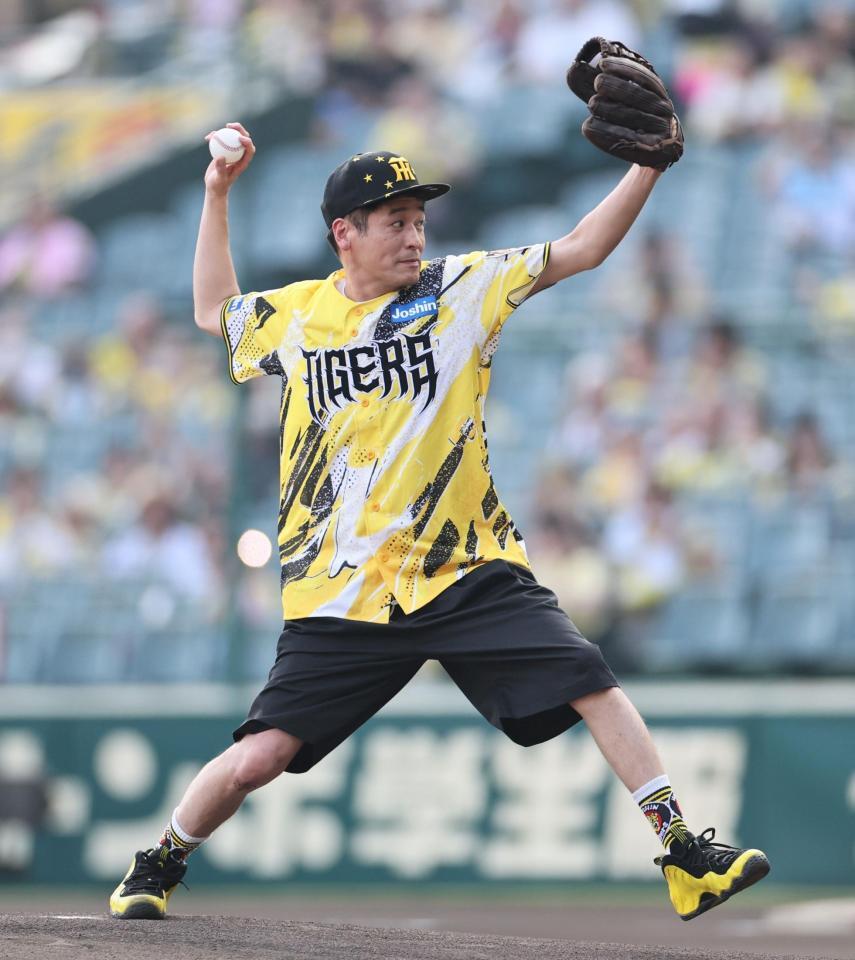ファーストピッチセレモニーで投げる佐藤隆太（撮影・田中太一）
