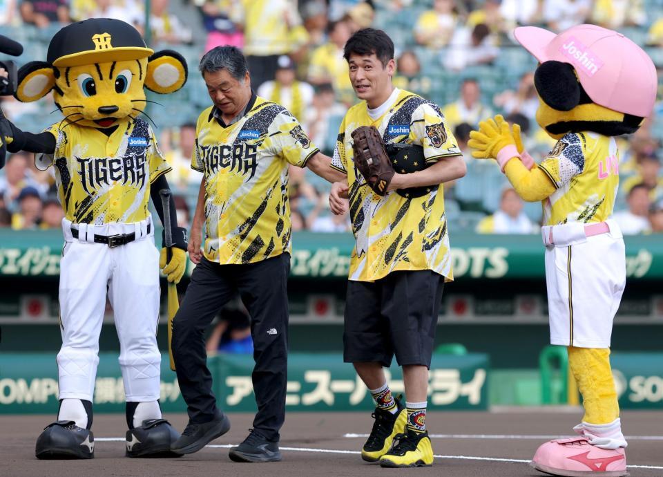 川藤幸三氏（中央左）とファーストピッチセレモニーを務めた佐藤隆太（同右）＝甲子園（撮影・立川洋一郎）＝撮影・立川洋一郎