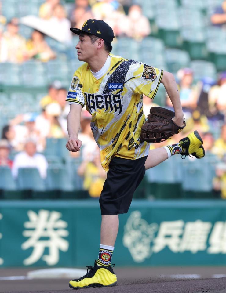ファーストピッチセレモニーを務める佐藤隆太（撮影・立川洋一郎）