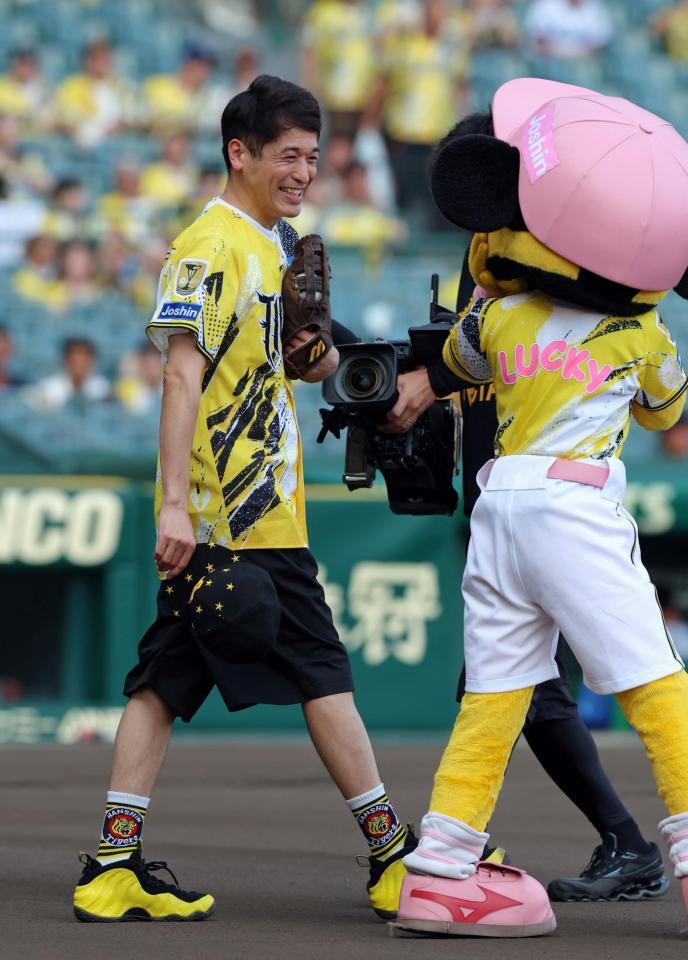 ファーストピッチセレモニーへ向かう佐藤隆太（撮影・立川洋一郎）
