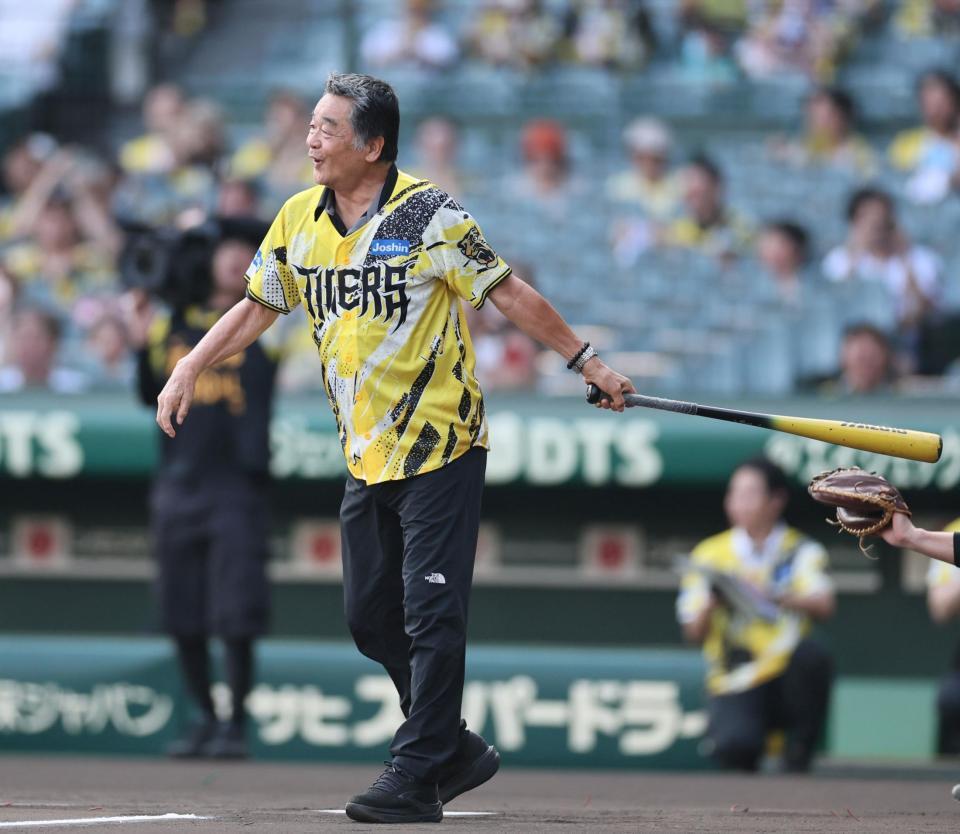 ファーストピッチセレモニーで打席に入る川藤幸三氏（撮影・田中太一）