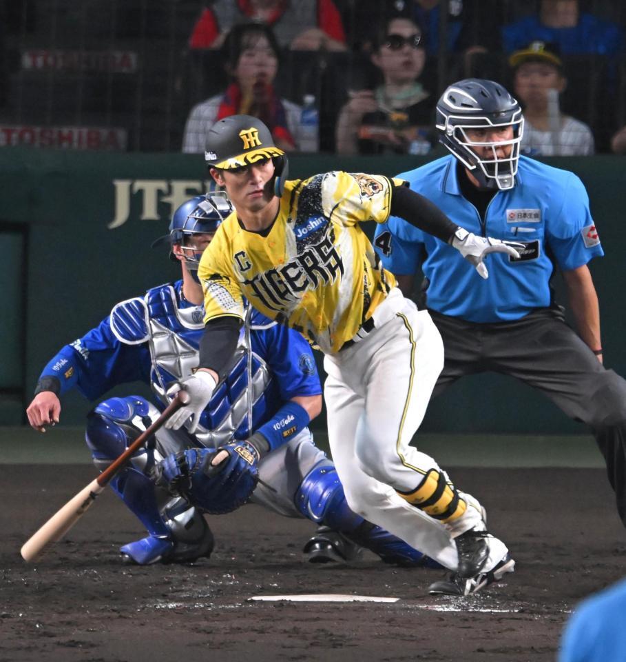 ５回、二塁打を放つ坂本（撮影・飯室逸平）