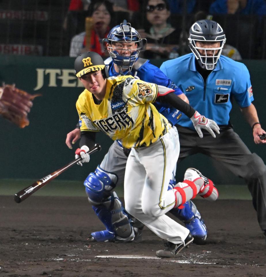 ５回、下村の内野ゴロで同点に追いつく（撮影・飯室逸平）