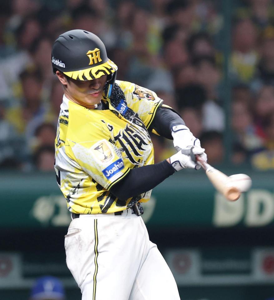 ５回、左翼線へ二塁打を放つ坂本（撮影・立川洋一郎）