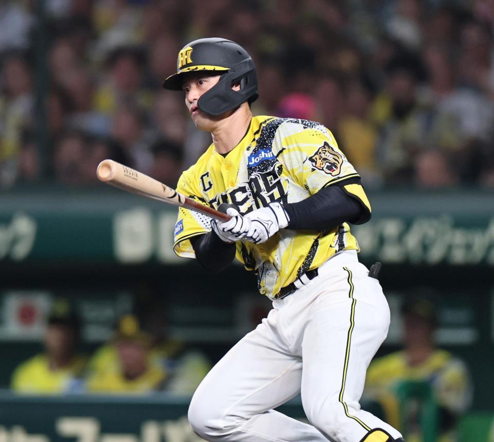 ５回、左線へ二塁打を放つ坂本（撮影・田中太一）