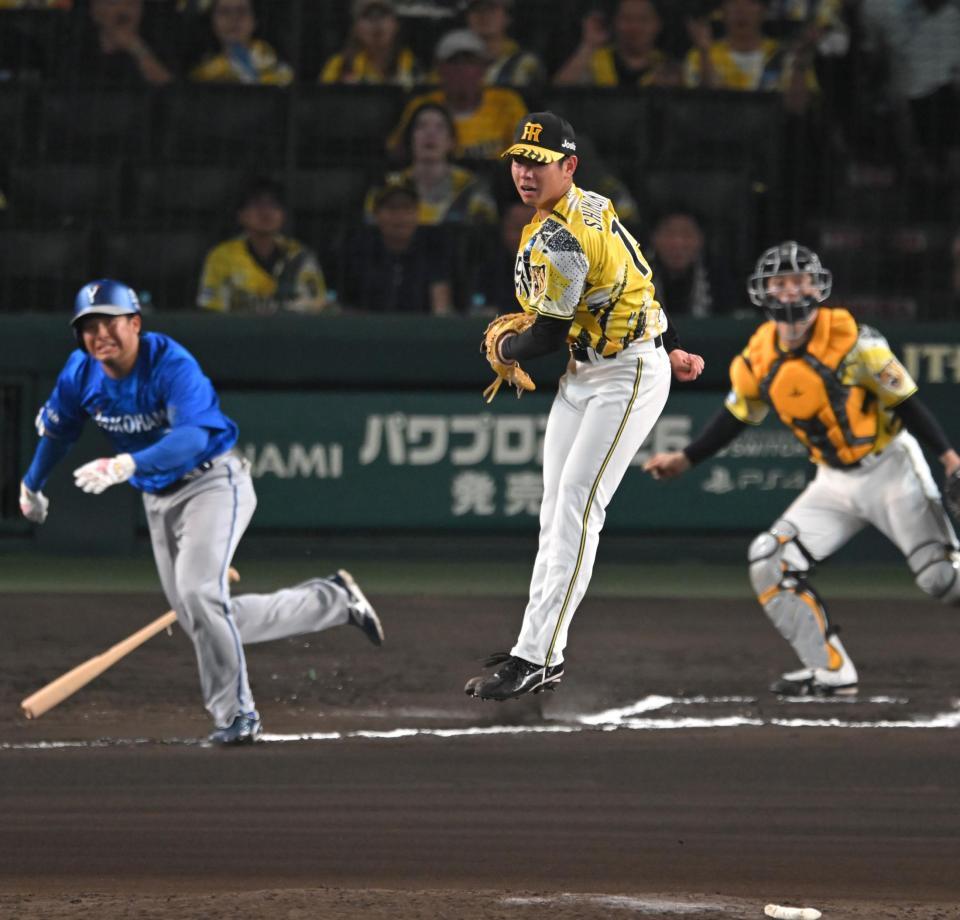 ６回、勝又の打球に反応する下村（撮影・飯室逸平）