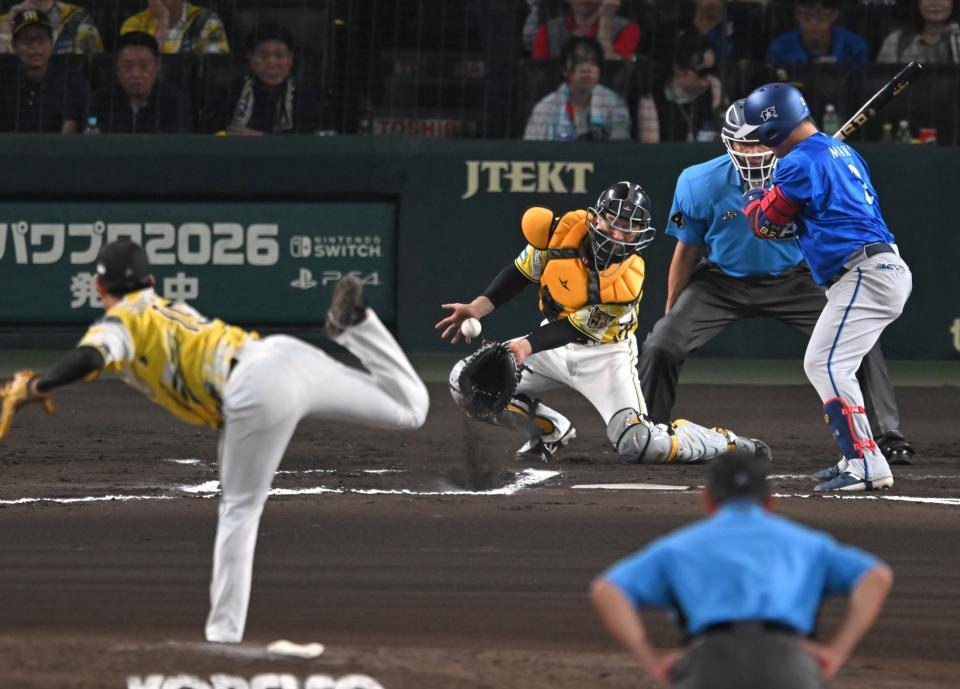 ６回、下村の投球を後逸する坂本（撮影・飯室逸平）