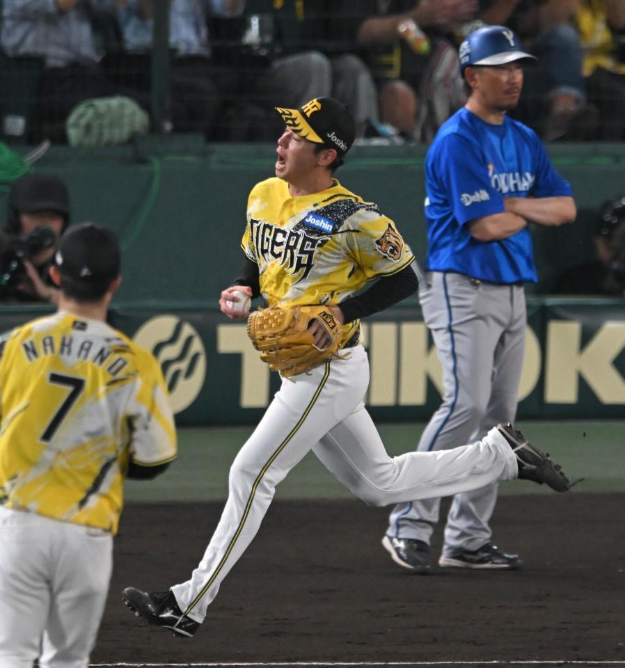 ６回、度会を打ち取り、声を張り上げる下村（撮影・飯室逸平）