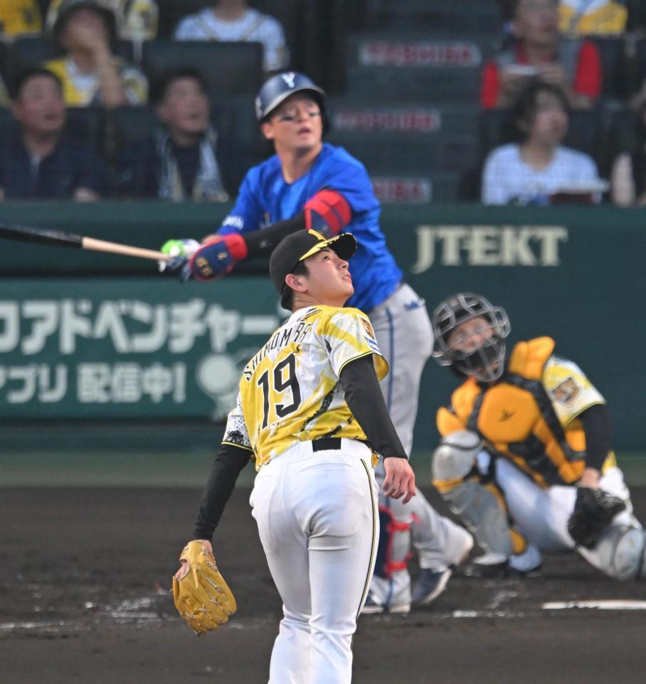 ４回、牧に先制ソロを打たれる下村（撮影・飯室逸平）