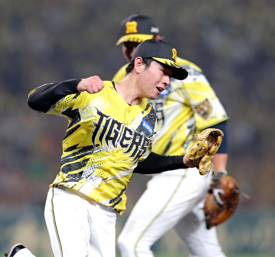 ６回、度会を一ゴロに打ち取りベースカバーに入る下村（撮影・立川洋一郎）