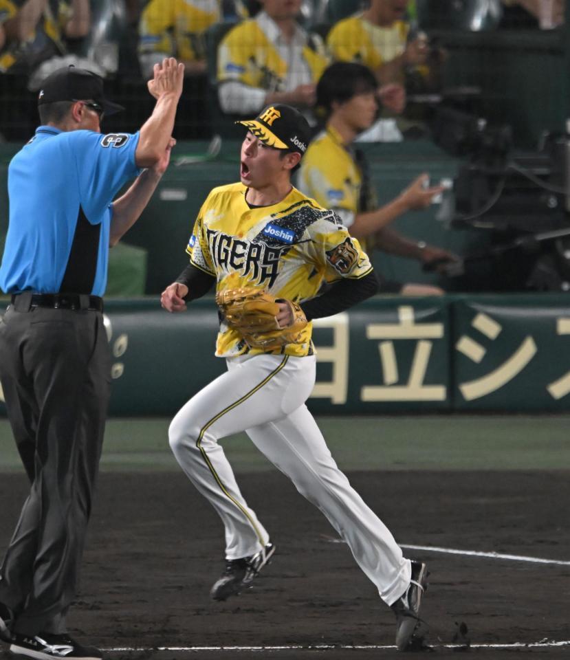 ６回、度会を打ち取り声を上げる下村（撮影・飯室逸平）